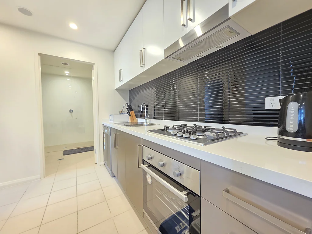 Furnished, large Ground floor apartment with 2 car spaces - Electricity Included in rent