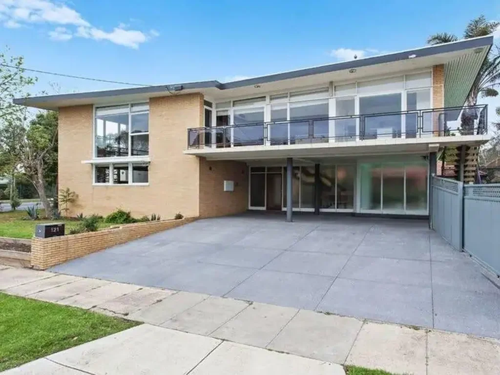 RETRO ENORMOUS 5 BEDROOM HOUSE BOASTING POSITION AND PRESTIGE WITH POOL! | HAVEN AGENTS