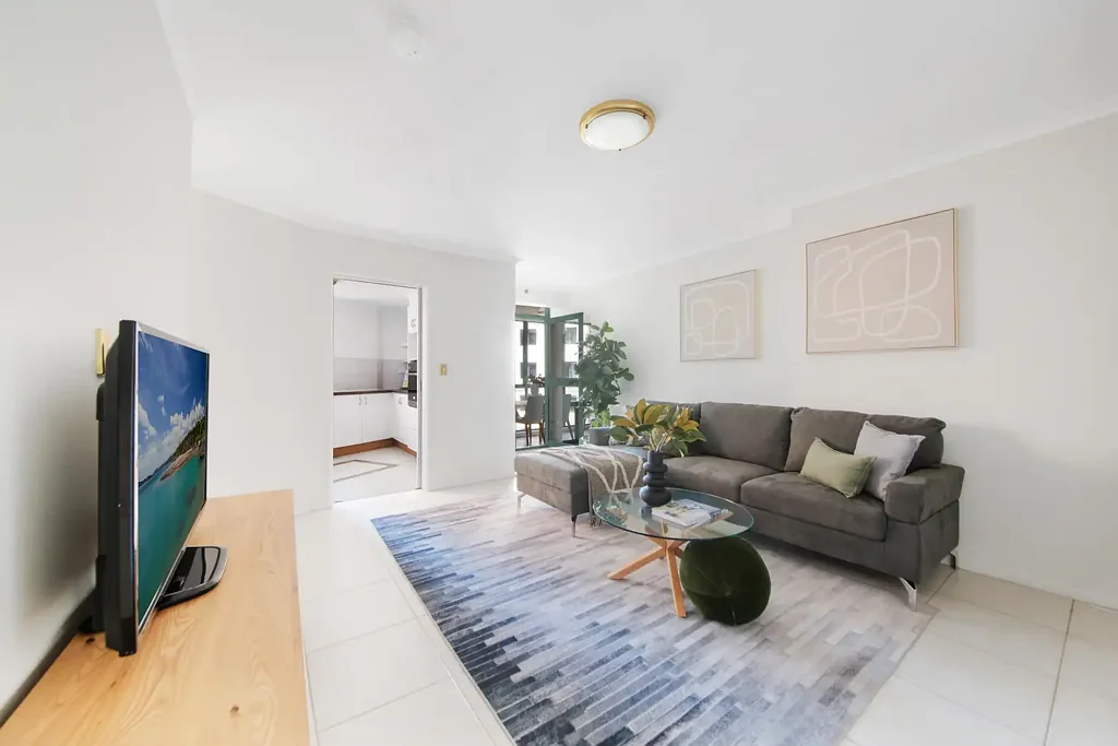Stunning Apartment in Prestigious Regis Towers