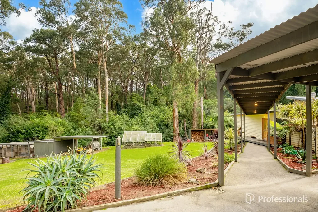 15 Forest Road, Wesburn, VIC 3799