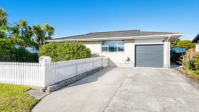 Otaki Beach 2 Bedroom Coastal Comfort with Endless Potential