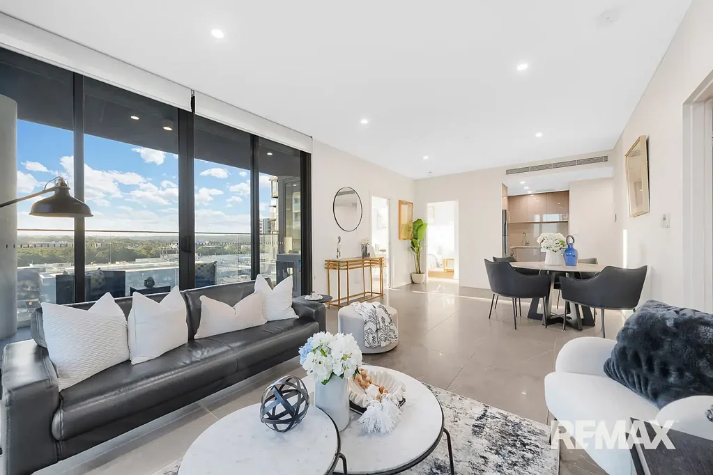 Macquarie Park 2房 Macquarie Park中心 12楼视野开阔 自然光线充足 两卧加书房 现代厨房设施 度假村式设施 步行至商场大学 Sun-Filled Two-Bedroom Plus Study Apartment with Exceptional Natural Light and Resort-Style Facilities