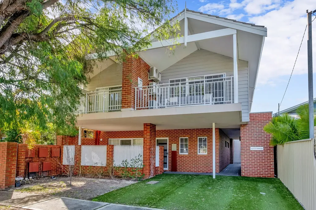Charming 2-Bedroom Unit on Top Floor!