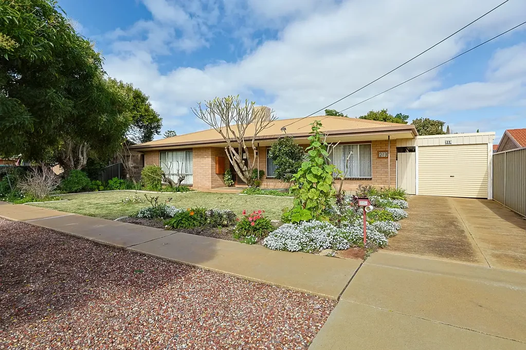 Mildura 3બેડરૂમ Tremendous 913m² Landholding in Thirteenth Street