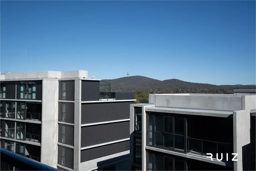 Top-Floor One-Bedroom Retreat with Stunning Mountain Views in the Heart of Lyneham Community