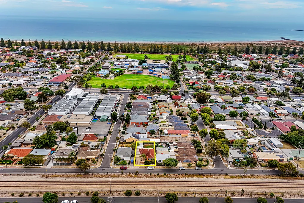 Taperoo 3ਬੈੱਡਰੂਮ **Charming 3-Bedroom Home at 281 Railway Terrace, Taperoo: A Great Investment Opportunity**
