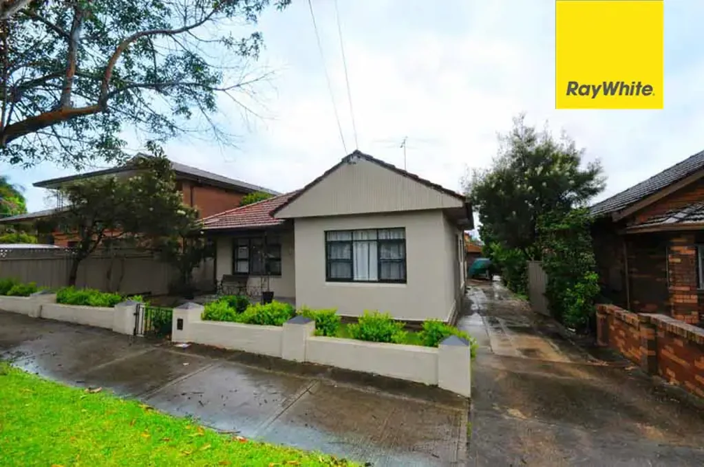 COMFORTABLE FAMILY HOME IN CONVENIENT LOCATION