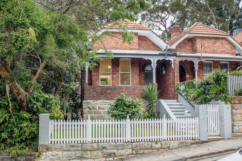 Neutral Bay 3房 历史传承双拼 45年家族持有 经典硬木地板 高天花板壁炉 现代Smeg厨房 光线充足庭院 双车位车库 北岸便捷生活 Timeless, Oversized Semi Rich in Character