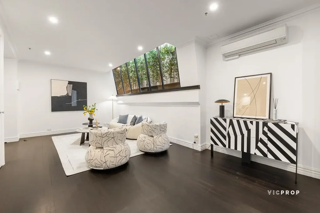 Melbourne 3房 顶层经典设计 1925年建筑 3卧2卫全装修 石材台面厨房 高端电器 岛屿吧台 落地窗绿景 宽敞起居 学习区 欧式洗衣房 分体冷暖 拱形窗 安保对讲 精品建筑 EOI Due on 23rd Jan