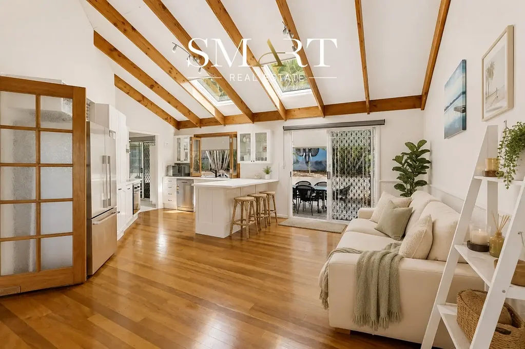 Carrara 4房  Timeless Queenslander Charm with Modern Comfort, Solar Power & Dual Living Potential!