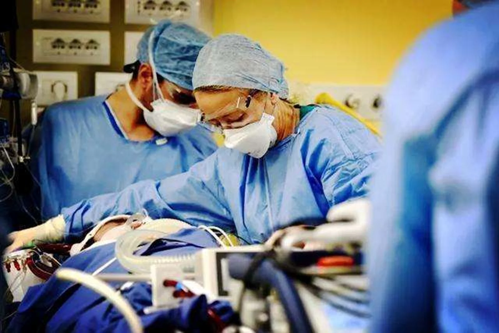 美国疫情:近1个月确诊增4倍死亡增15倍 死亡率近6%