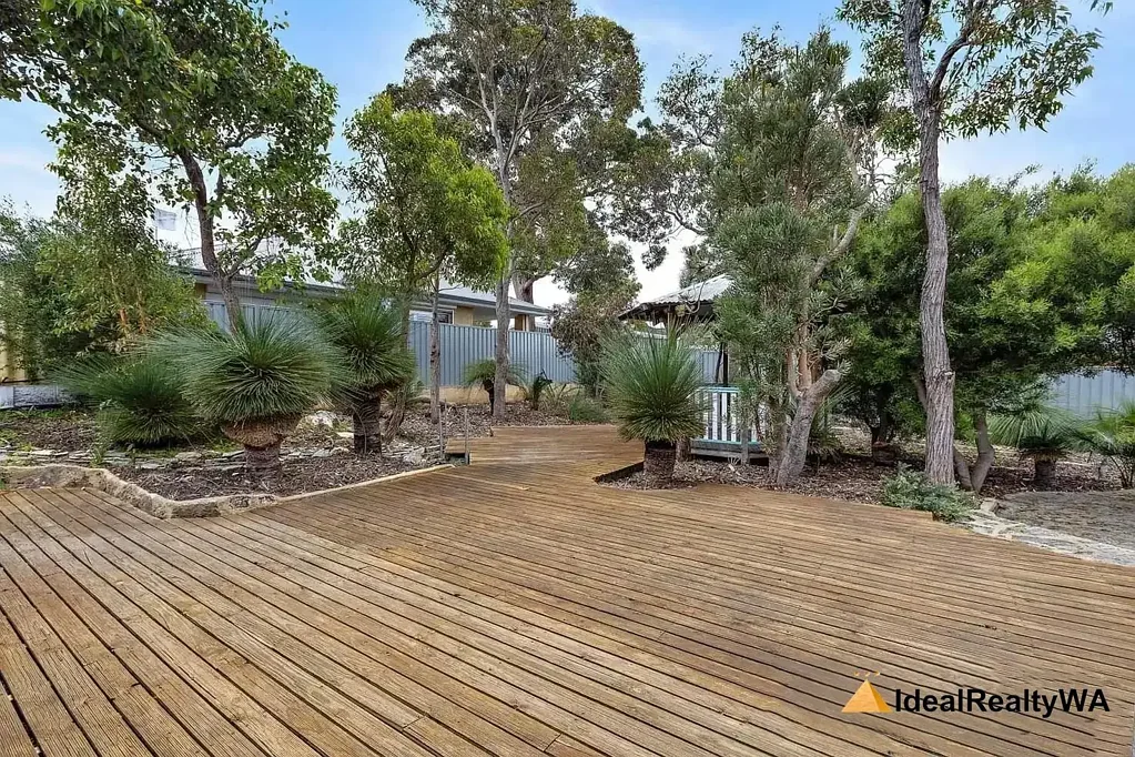 Bibra Lake 4房  CHARMING RESIDENCE  & MAGNIFICENT VIEWS & SUBDIVISION POTENTIALLY