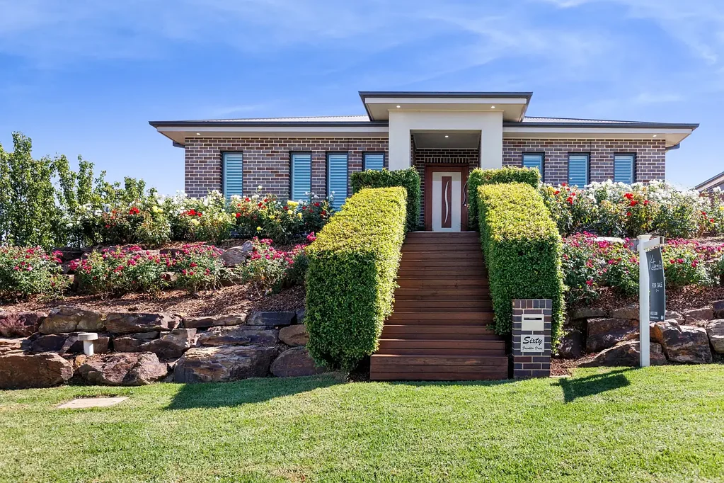 Stylish Family Living in Prime Estella Location