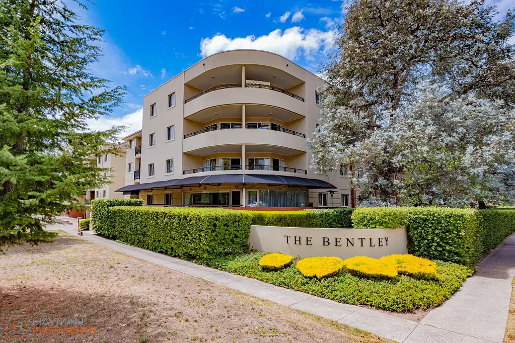Forrest 1Zimmer North-Facing Living in Prestigious "The Bentley"