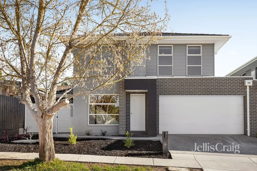 Spacious Residence in Prime Diamond Creek Location