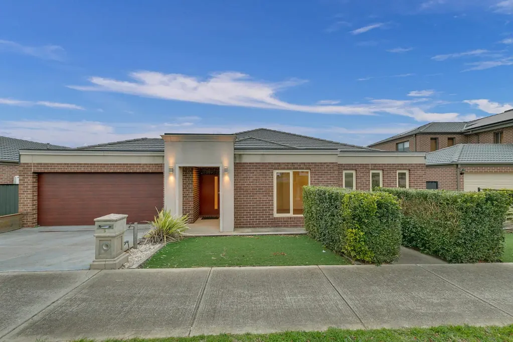 PERFECT LOCATION & LOW MAINTENANCE FAMILY HOME!
