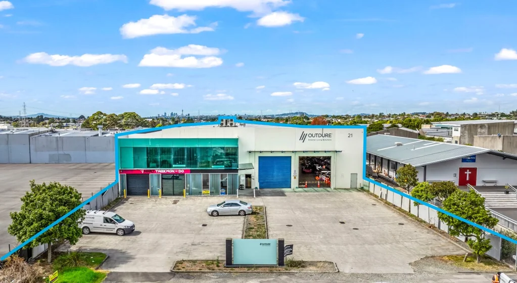 Henderson High Power + Gantry. Close to Motorway