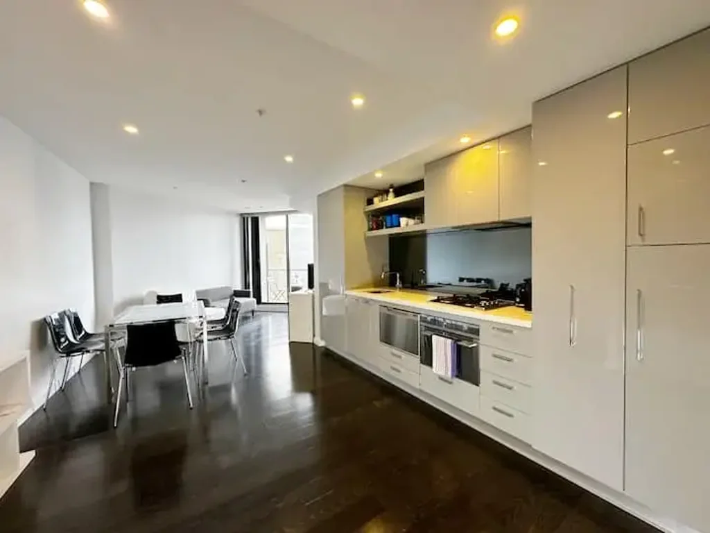 Fantastic opportunity to move in this FULLY FURNISHED AirBnb-styled apartment in the boutique "Silverleaf" complex.