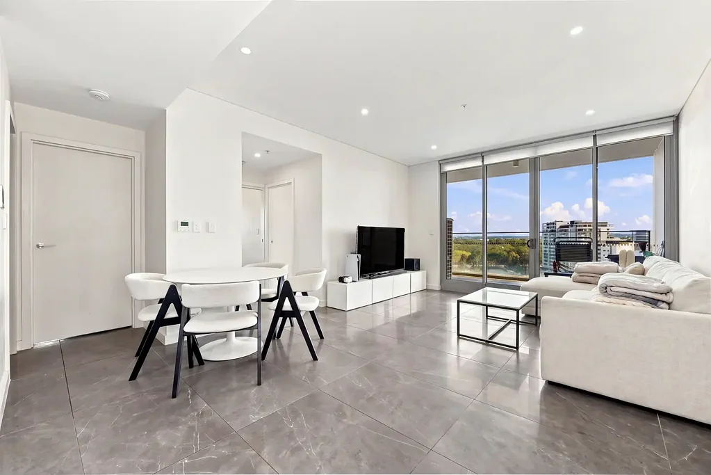Lidcombe 2Phòng ngủ Modern Northeast-Facing Apartment with Separate Study & Resort-Style Facilities