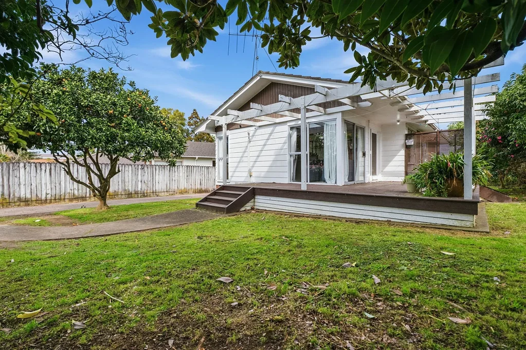 Manurewa 3Kwarto FIRST HOME WITH FUTURE DEVELOPMENT POTENTIAL
