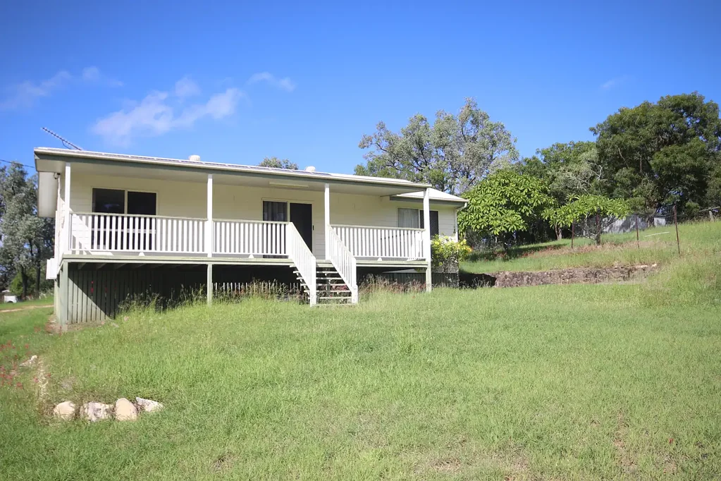 Mundubbera 2Zimmer Home on Massive One Acre in Town