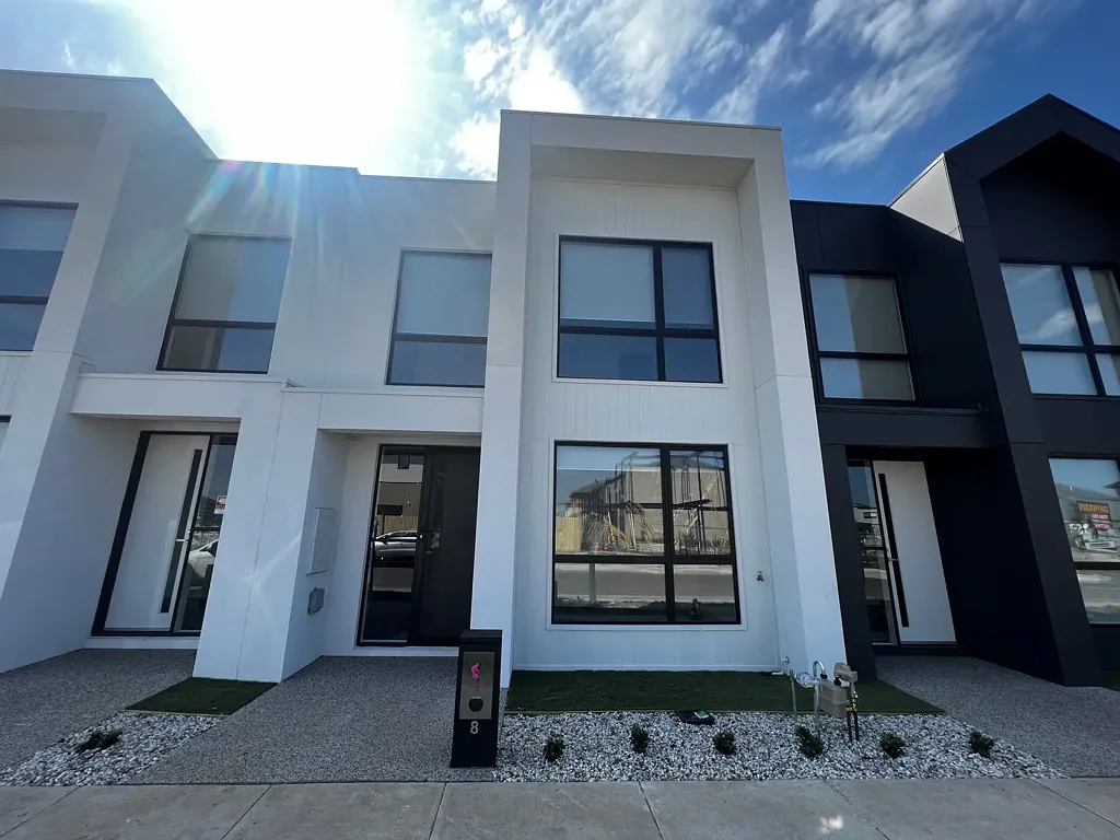 Splendid 4Br Townhouse in Williams Landing!