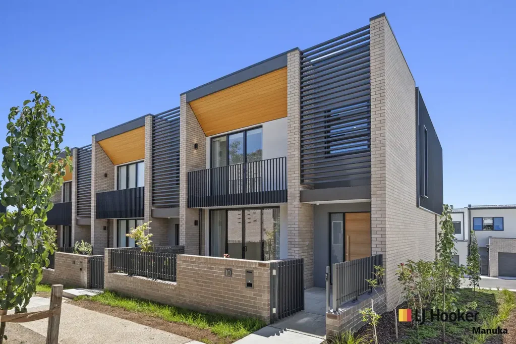 Stunning 3-Bedroom Townhouse with Elevator