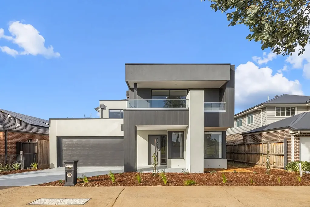 Modern Family Living in a Prime Fraser Rise Location