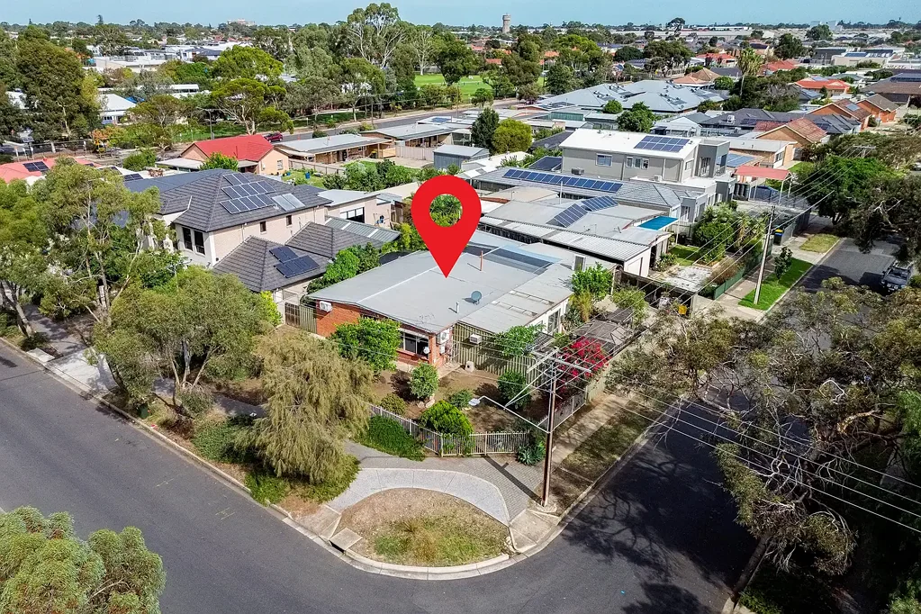 Mansfield Park 5침실 Opportunity Spacious Corner Block Home with Flexible Living On 613sqm approx