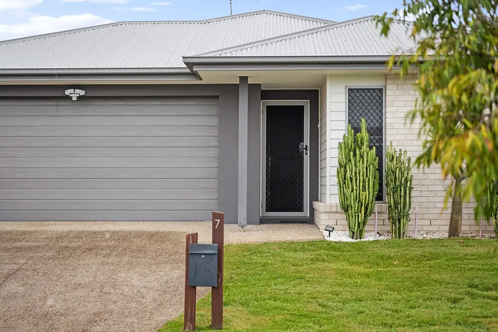 Strathpine 4部屋 Modern Family Living with Flexible Multi-Zone Design in a Prime Strathpine Location
