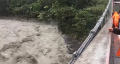 3天降雨量比奥克兰半年还多！新西兰南岛遭到暴雨侵袭，桥都被冲垮了！