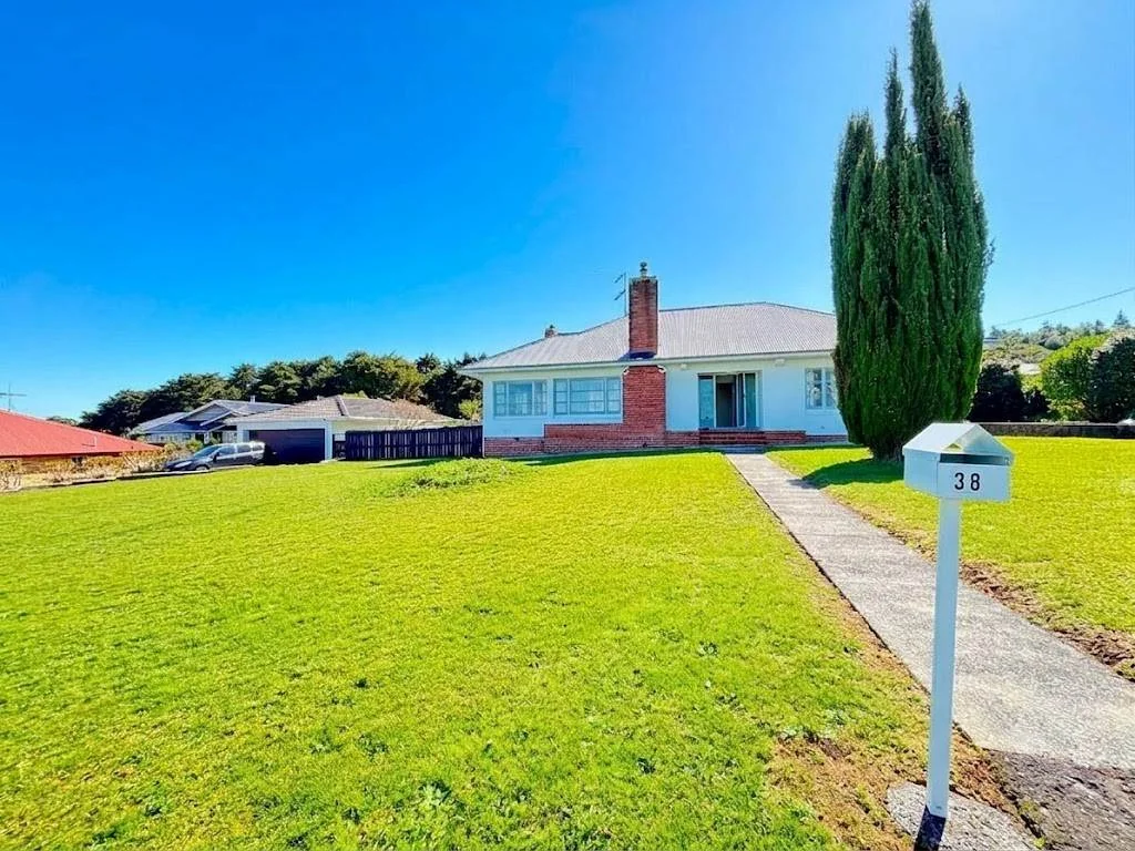 Elegant Three Bedroom Family Home Near Pukekoh...