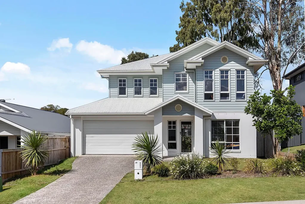 Bridgeman Downs 5 Bedroom Modern Family home in prime Bridgeman Downs location