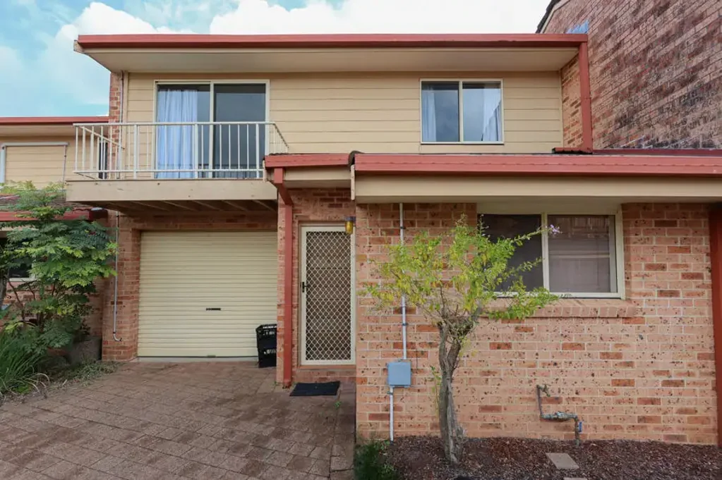 TWO BEDROOM TOWNHOUSE CLOSE TO THE OCEAN