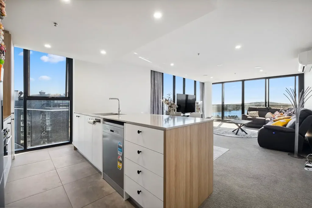 Belconnen 3房  Elevated Elegance with Water Views in the Heart of Belconnen