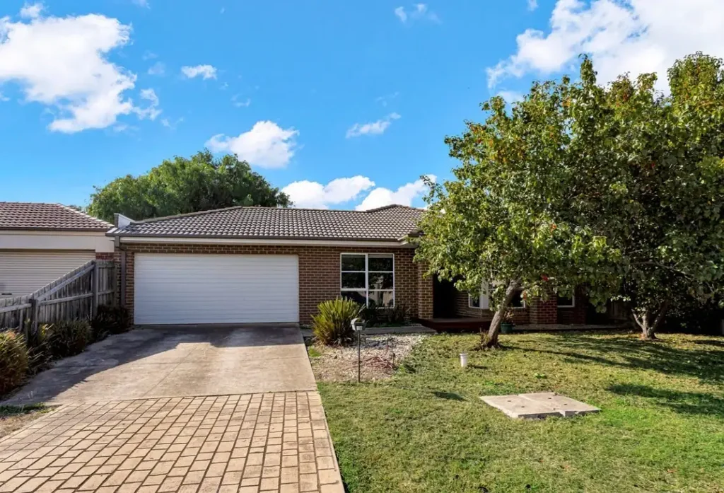 Spacious Family Home in Quiet Court Location!