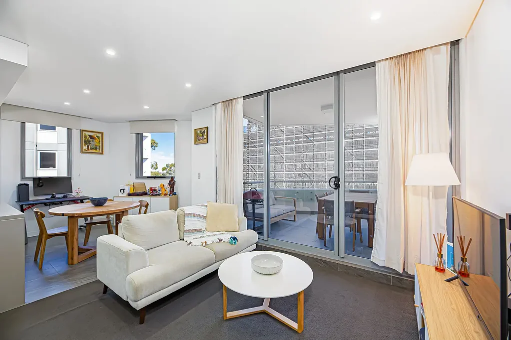 Modern 2-Bedroom Apartment with Stunning River Views