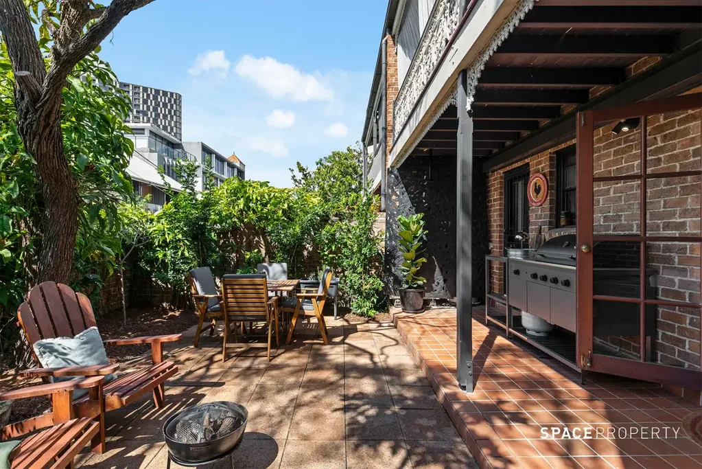 Spring Hill 4ਬੈੱਡਰੂਮ Character-Filled Inner-City Living with Dual-Living Flexibility