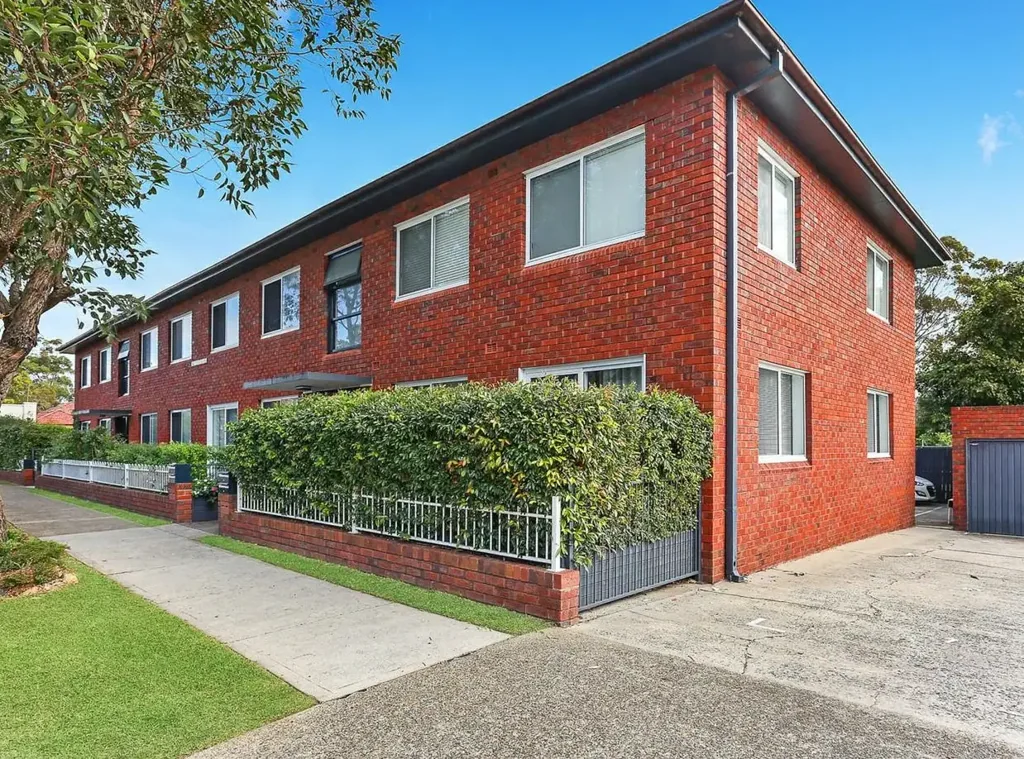 PERFECTLY POSITIONED ONE BEDROOM APARTMENT WITH CARSPACE!