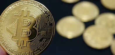 比特币腰斩，现在入场是抄底还是踩雷？