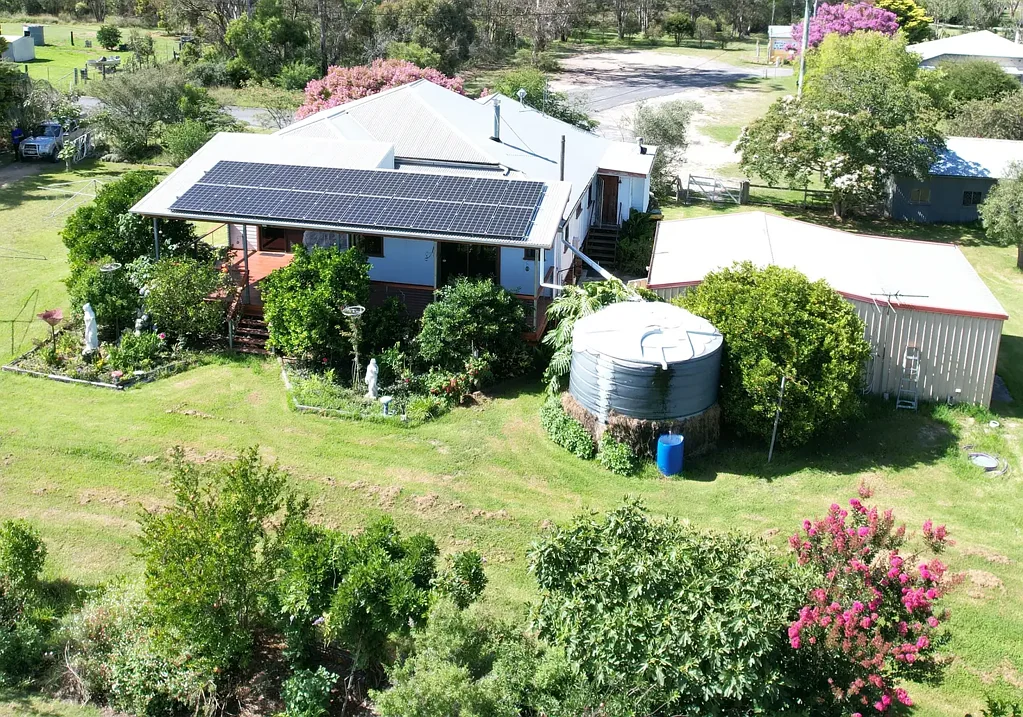 Thulimbah 5房  Self Sufficient Bliss: 10 Munson Lane, Thulimbah – A Tranquil Haven with Fresh Produce, Charming Tim