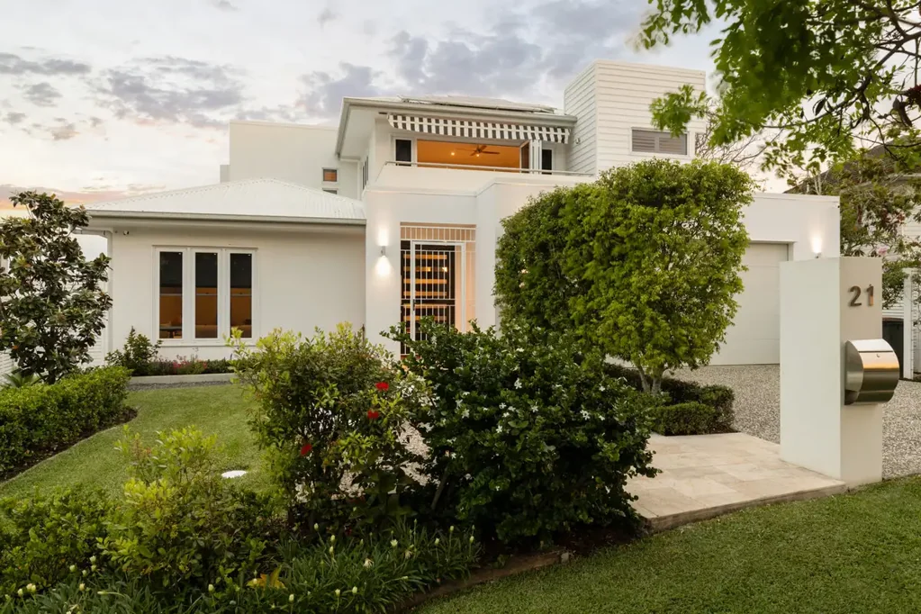 Yeronga 4બેડરૂમ Stylish Family Entertainer with Poolside Perfection in Yeronga