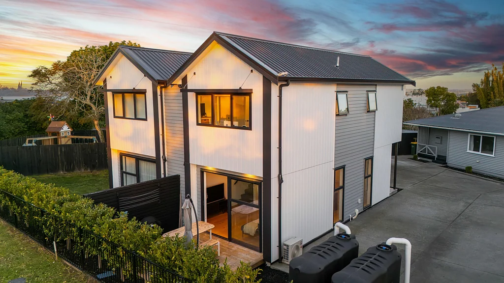 West Harbour 2Moenga Light & Space. Two Cars. Two Big Bedrooms.