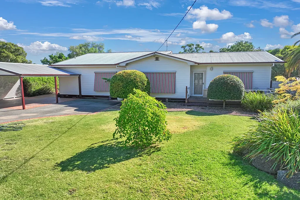 Rochester 4 Bedroom BEAUTIFULLY RENOVATED FAMILY HOME WITH TASTEFUL DECOR