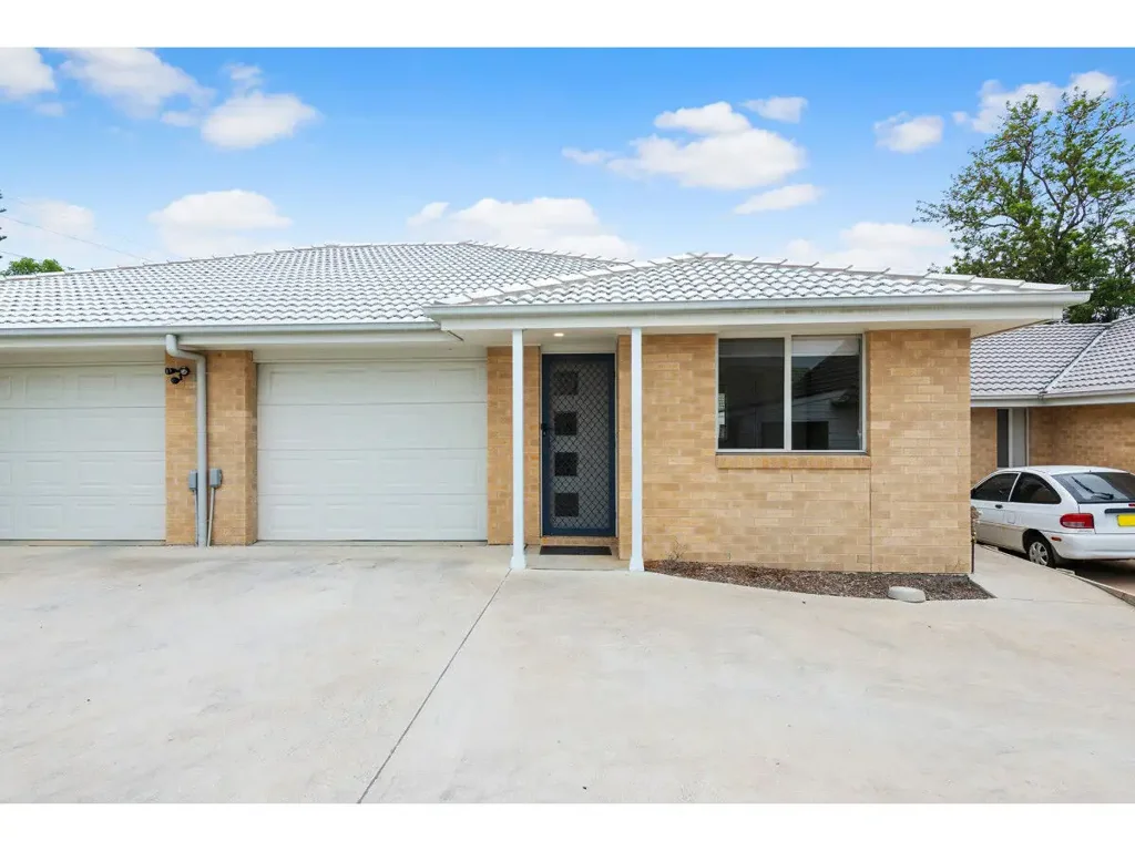 LOW-MAINTENANCE LIFESTYLE CLOSE TO UNIVERSITY AND SHOPS