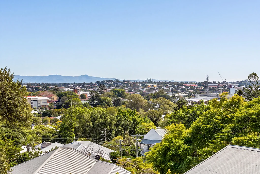 Wooloowin 2房 精品砖砌步上式 5套单元综合楼 高起朝北阳台 采光充足起居区 功能性厨房 两房一卫 公校招生范围 步行至交通与咖啡馆 Boutique Living with Elevated Views in a Prized Pocket