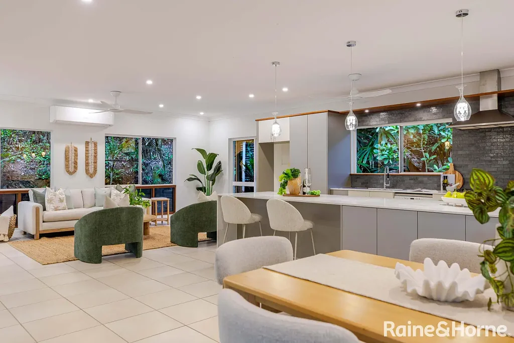 Mossman 4બેડરૂમ A beautifully reimagined tropical sanctuary on a coveted elevated street