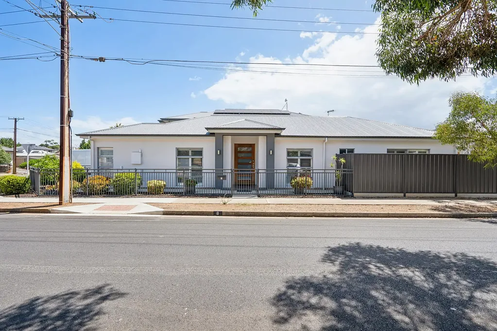 Dover Gardens 3Zimmer Immaculate home on corner block with double garage, in Brighton High School zone