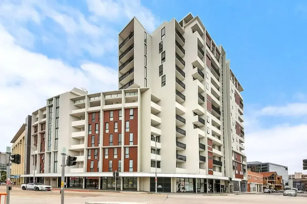 MODERN SECURE 2 BEDROOM APARTMENT IN EXCELLENT LOCATION