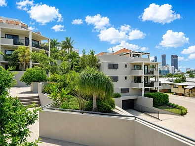 West End 1房 全新翻新 现代装修 宽敞布局 南向阳台 安全车位 步行商圈 河畔近享 便捷交通 中心生活 West Quarter – Right in the action!